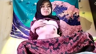 Ukhti Berjilbab Tergairah Terekam Video Mesum Mengocok Memek