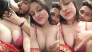 Paman Nakal Meremas Payudara Montok Bhabhi Yang Telanjang