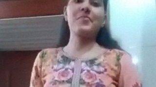Pramugari Pakistan Menggoda Dengan Tarian Telanjang Sendirian