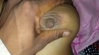 Video Panas Pasangan India, Pria Dan Wanita Menyusui Beradegan Intim