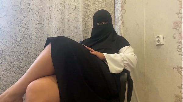 Ibu Tiri Berjilbab Arab Menggoda Dengan Masturbasi