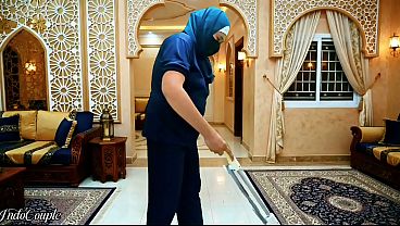 Pembantu Rumah Tangga Berhijab Dipaksa Hisap Kontol Majikan Dan Telan Sperma
