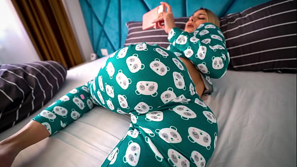 Adik Tiri Ketahuan Nonton Porno, Lalu Kubantu Hingga Klimaks Dan Dia Memohon Dikremi