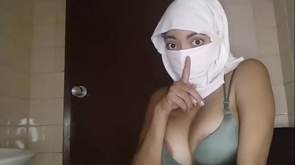 Istri Muslim Arab Gatel Masturbasi Sembur Memek Diam-diam Saat Suami Pergi