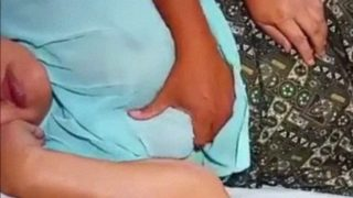 Anak Tiri Meremas-remas Tubuh Ibu Tiri Yang Pura-pura Tidur, Bibirnya Mengerang Pelan.