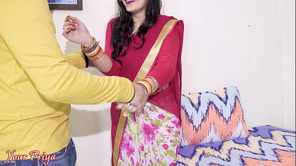 Desi Bhabhi Diteleponin Mulut Dulu, Baru Tembusin Pantatnya. Video Sex Hindi.