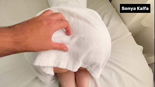 Ibu Tiri Seksi Digebrek Abis Berenang