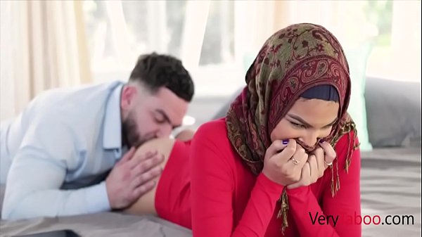 Maya Farrell, Hijabku Robek, Adik Tiri Perawanku Meraung Keras