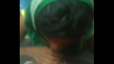 Desi Auntie Jadi Pengemis Di Kereta Lokal, Siap Digoyang