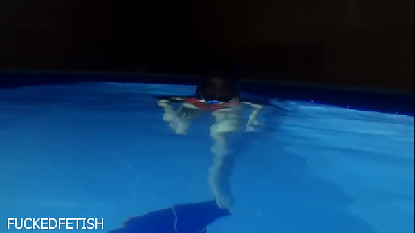 Helen Star Pakai Baju Renang Seksi, Topeng Malam, Siap Main Di Kolam.
