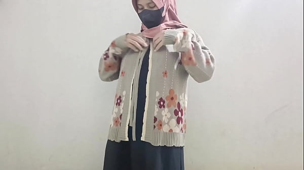 Gadis Berjilbab Coli Pake Timun, Basah Kuyup Sampe Merem Melek.