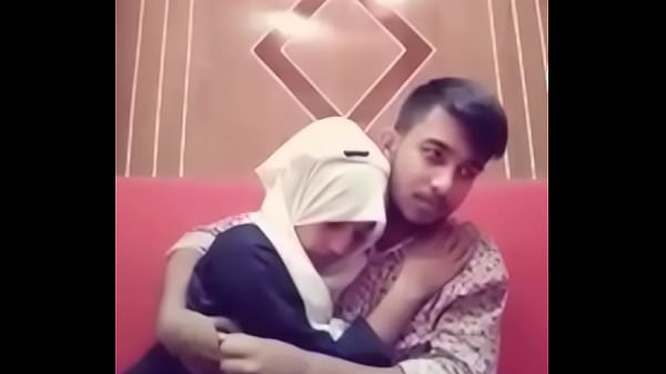 Bibir Desi Bf & Gf Saling Mengulum Panas Di Kamar Hotel, Bikin Suasana Makin Basah Dan Erotis.