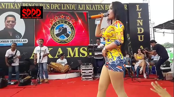 Tarian Erotis Indonesia – Sintya Riske Goyang Liar Bikin Mendingin Di Atas Panggung