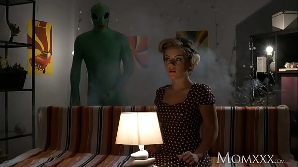 Ibu Rumah Tangga Sepi Digoyang Alien Di Malam Halloween Sampai Mengerang.