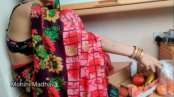 भारतीय देसी फल बेचने वाली मालकिन ने भाव तय करने के लिए ग्राहक के साथ जोरदार चुदाई की हिंदी आवाज़