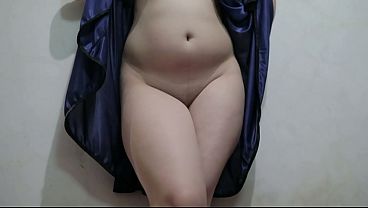 Cewek Indo Pake Lingerie Biru, Jongkok Sambil Mainin Memek Basah.