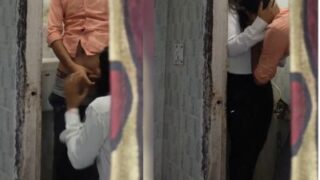 Cewek Abg Kuliah 18 Tahun Ngeseks Di Kamar Mandi, Bibir Basah Ngejilat Kontol