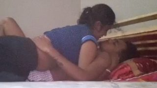 Desi Cowok Ngejilat Susu Tetangga Bhabhi