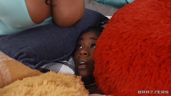 Nge-bantal Sambil Ngotot, Cewek Nakal Ini Ngebet Threesome / Brazzers / Download Full Dari Https://zzfull.com/haz