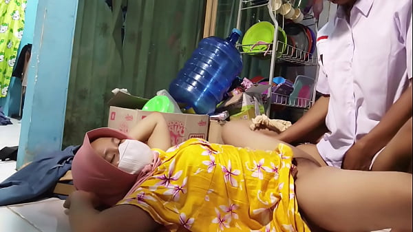 Mau Berangkat Sekolah, Malah Diajak Ngentot Sama Ibu Tiri Di Kamar