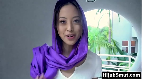 Gadis Muslimah Muda Lagi Horny Banget, Nggak Bisa Berhenti Mikirin Ngentot.