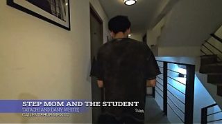 Ibu Tiri Lagi Ngajarin Muridnya Yang Panas, Sampai Bikin Meja Goyang-goyang.