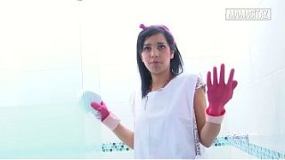 Pembantu Hotel Pake Sarung Tangan Karet Bungkukin Badan Sambil Bersihin Kamar Mandi, Bikin Lihat Dari Belakang Bikin Tegang.