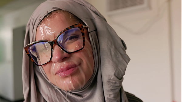 Hijab Cosplay Amerika, Ibu Montok Nungging Digenjot