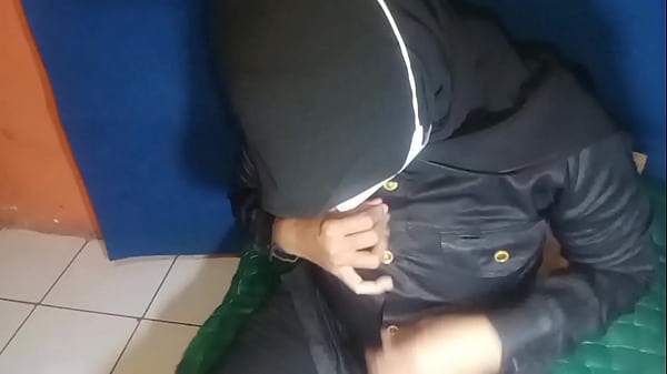 Satpam Cewek Sange Colmek Sampe Muncrat Deras, Bikin Basah Semua