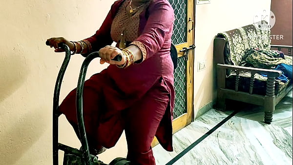 Bhabhi India Ngacengin Cowok Gym Sampe Crot Di Matras
