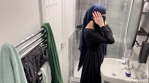 Astaga! Gak Nyangka Cewek Arab Bisa Gitu. Aku Ngintip Cewek Arab Berhijab Lagi Colmek Di Kamar Mandi.