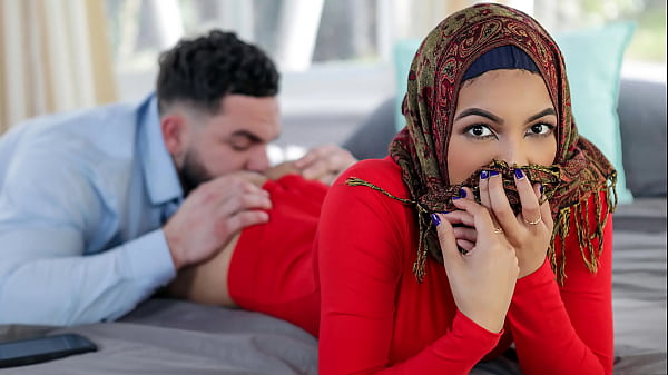 Anjing, Kakak Tiri Ini Mau Ngajarin Adik Tiri Berjilbabnya Beberapa Trik Mesum Sebelum Dia Nikah – Nikmat Hijab.