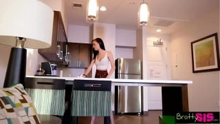 Sialan, Si Kakak Tiri Nakal, Kontol Masuk, Eh Malah Ngerasa Enak, Minta Lagi S9:e4