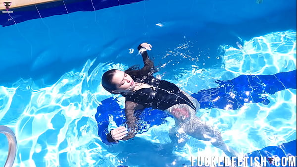 Jessica Bunny Main Renang Di Kolam, Basah Kuyup, Montok Mengundang Syahwat