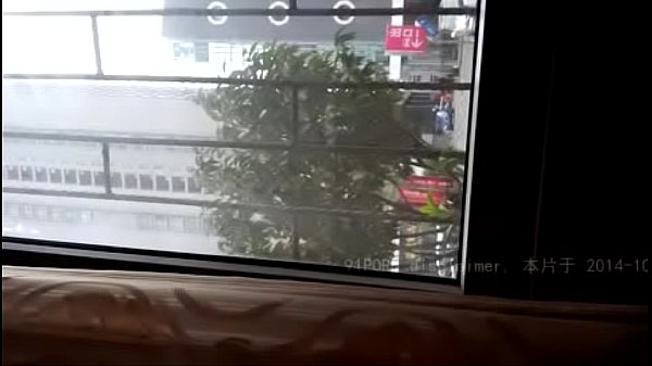 中国浩哥跟闺蜜在饭桌干炮，饭局变床戏。