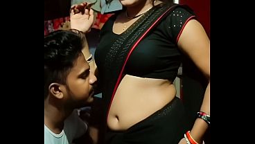 Ngentot Bareng Desi Bhabhi, Saree Nyaris Robek, Pusar Basah Kena Jilatan.