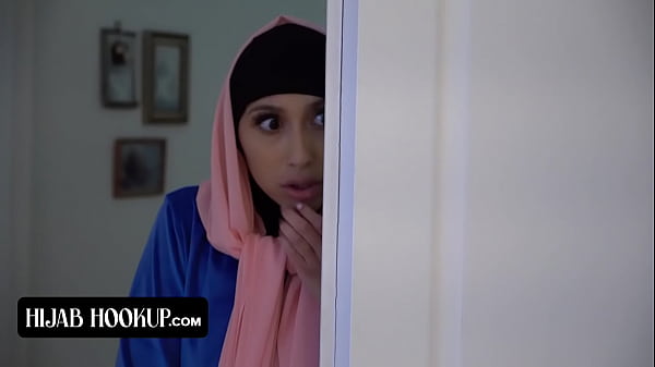 Muslimah Cantik Berhijab Dengan Bokong Mantap Digebukin Kontol Instruktur Bejat Sampe Crot