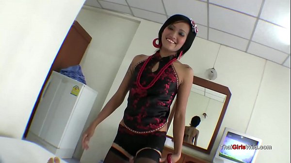 Bokep Thailand, Cewek Murahan Pinter Ngewe, Bibir Basah Nyedot Kontol Sampai Muncrat.