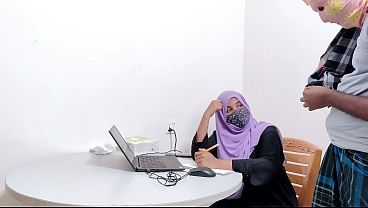 Manager Bank Berhijab Digebuk Kontol Petani Desa, Ngentot Panas Di Sawah