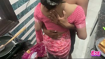Desi Bhabhi Dapur Panas, Bikin Nasi Sambil Bibir Basah—gak Sabar Nunggu Selesai, Langsung Digebukin Di Meja.