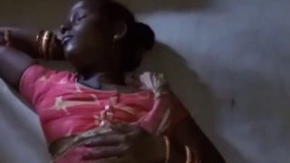 Adivasi Cewek Bego, Ngangkat Saree Dan Kelihatan Pussy Basahnya.