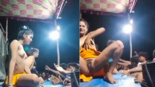 Desa-desa, Para Lelaki Liar Menikmati Goyangan Telanjang Para Penari Panggung Yang Bikin Makin Panas.