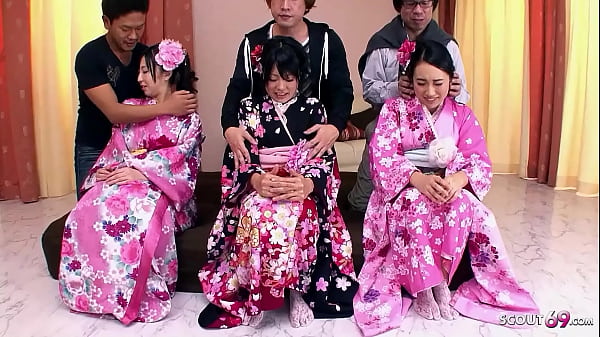 Pesta Seks Langka Jepang: Tiga Abg Jav Imut Dengan Bulu Memek Tebel.