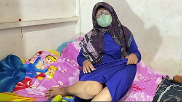 Wanita Berhijab Lagi Mainin Diri Sendiri, Basah Kuyup Saking Nikmatnya.