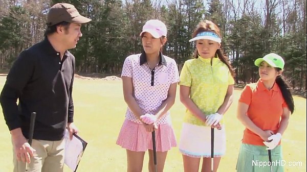 Cewek Cewek Abg Asia Main Golf Bugil, Paha Mulus Kelihatan Basah Kena Keringet.