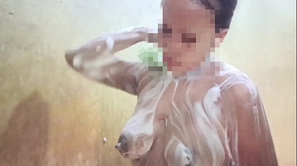 Ngintipin Aku Mandi Sambil Bayangin Kamu Pegang-pegang, Nak.